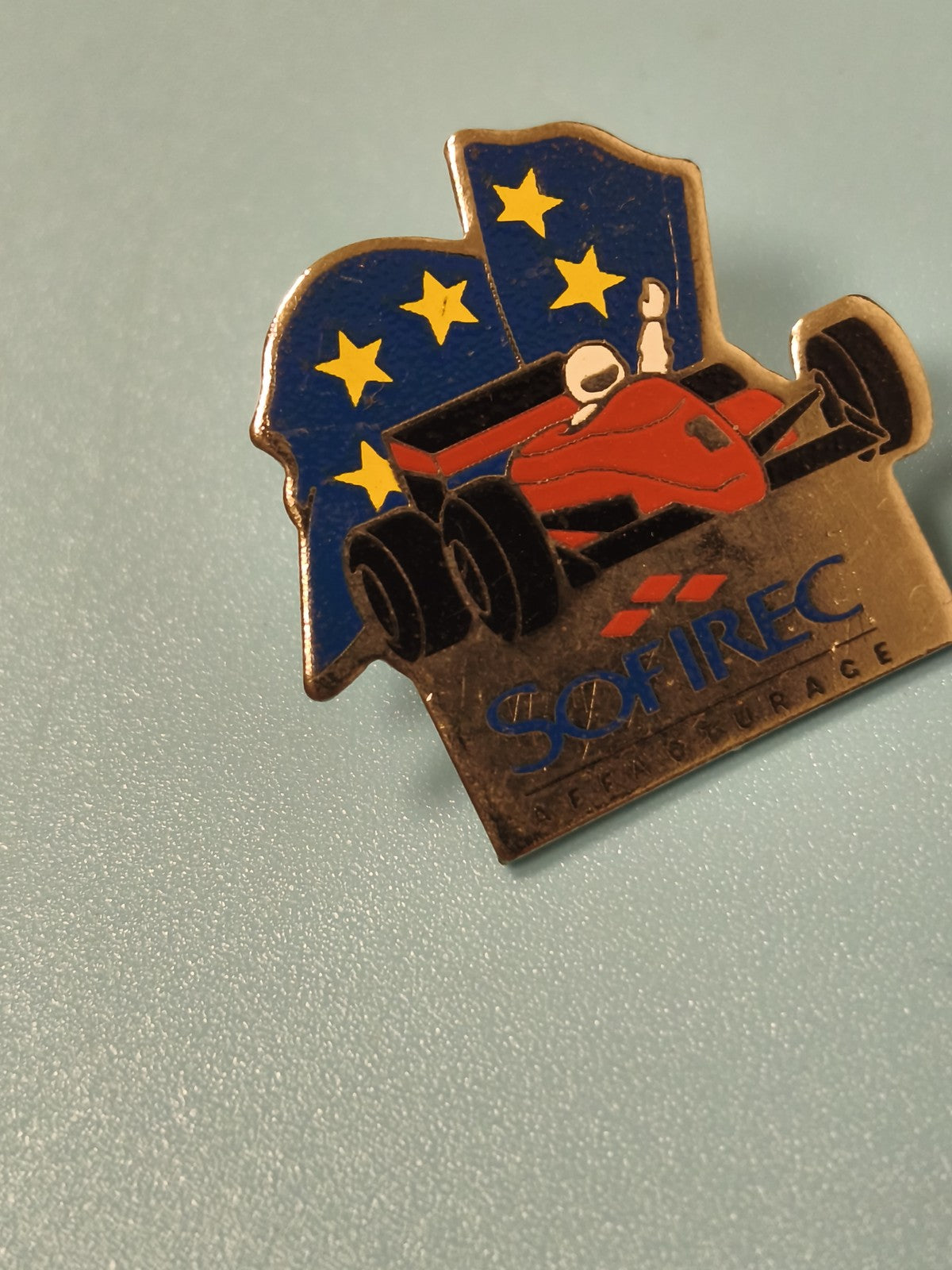Pin's vintage SOFIREC Formule 1, drapeau étoiles, collection automobile