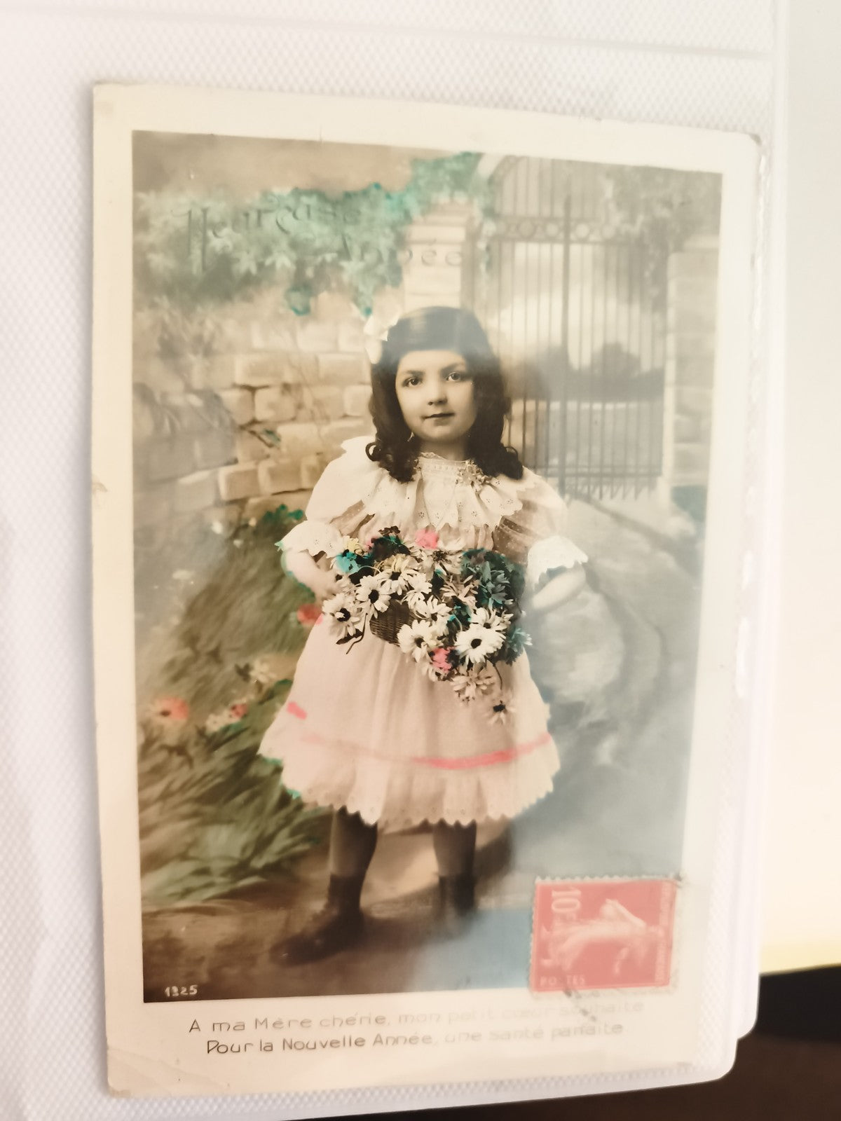 Carte postale ancienne fillette bouquet, vœux Nouvel An, timbre 10c, début XXe