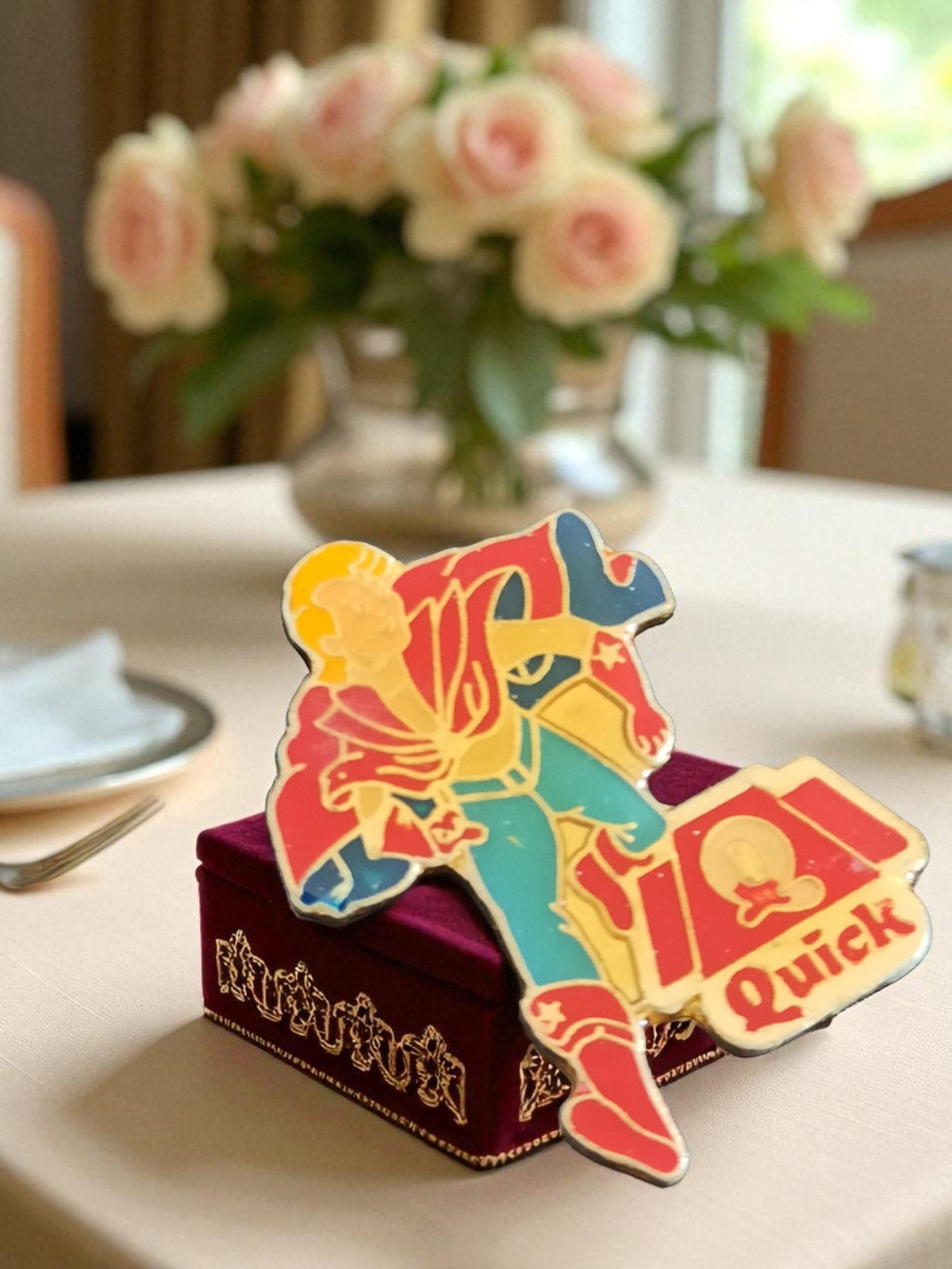 Pin's publicitaire Quick vintage années 80 émail ? logo cowboy pop coloré