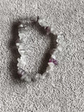 Bracelet pierres naturelles éclats translucides blanc violet, bijou élastique