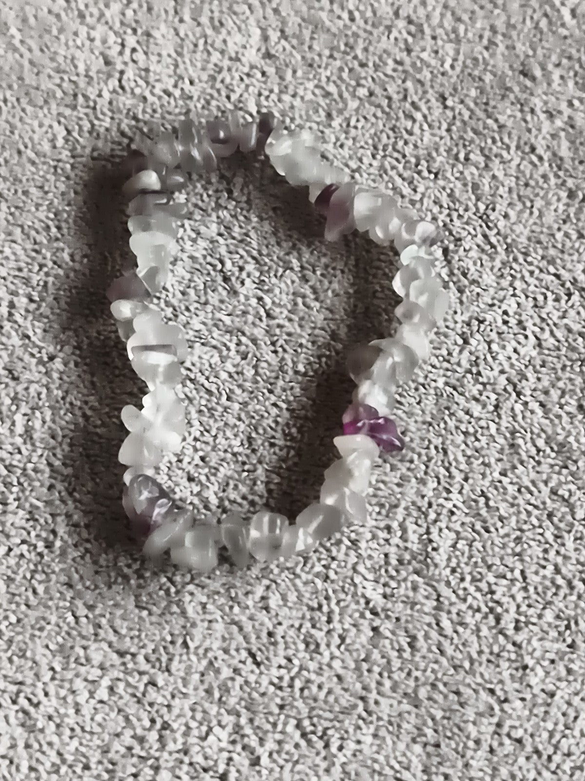 Bracelet pierres naturelles éclats translucides blanc violet, bijou élastique