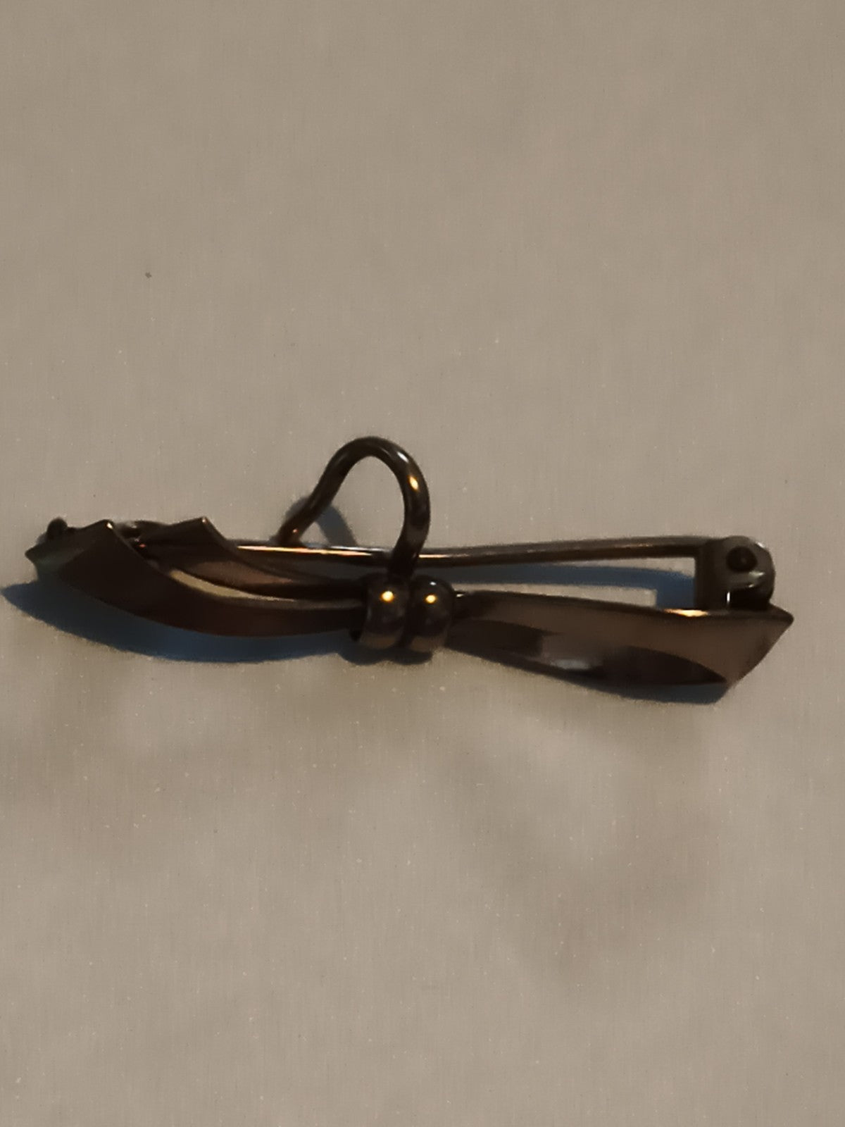 Broche vintage nœud ruban, finition dorée, style rétro bijou ancien