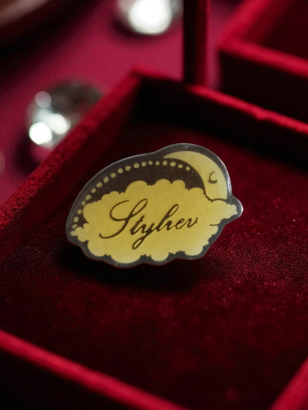 Pin's publicitaire Stylier vintage badge rétro jaune ancien publicité