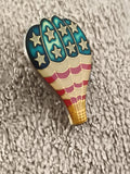 Pin's vintage montgolfière motif USA, émail étoiles, broche rétro (Ref 1)