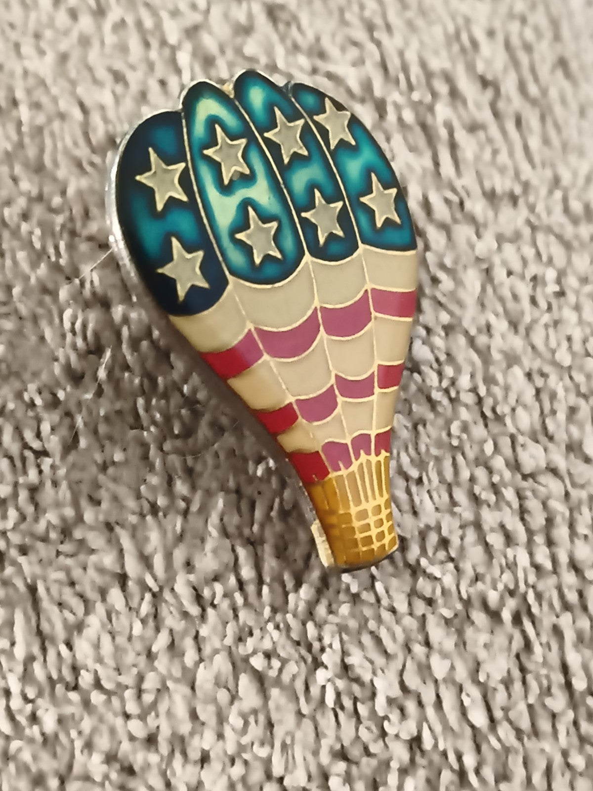 Pin's vintage montgolfière motif USA, émail étoiles, broche rétro (Ref 1)
