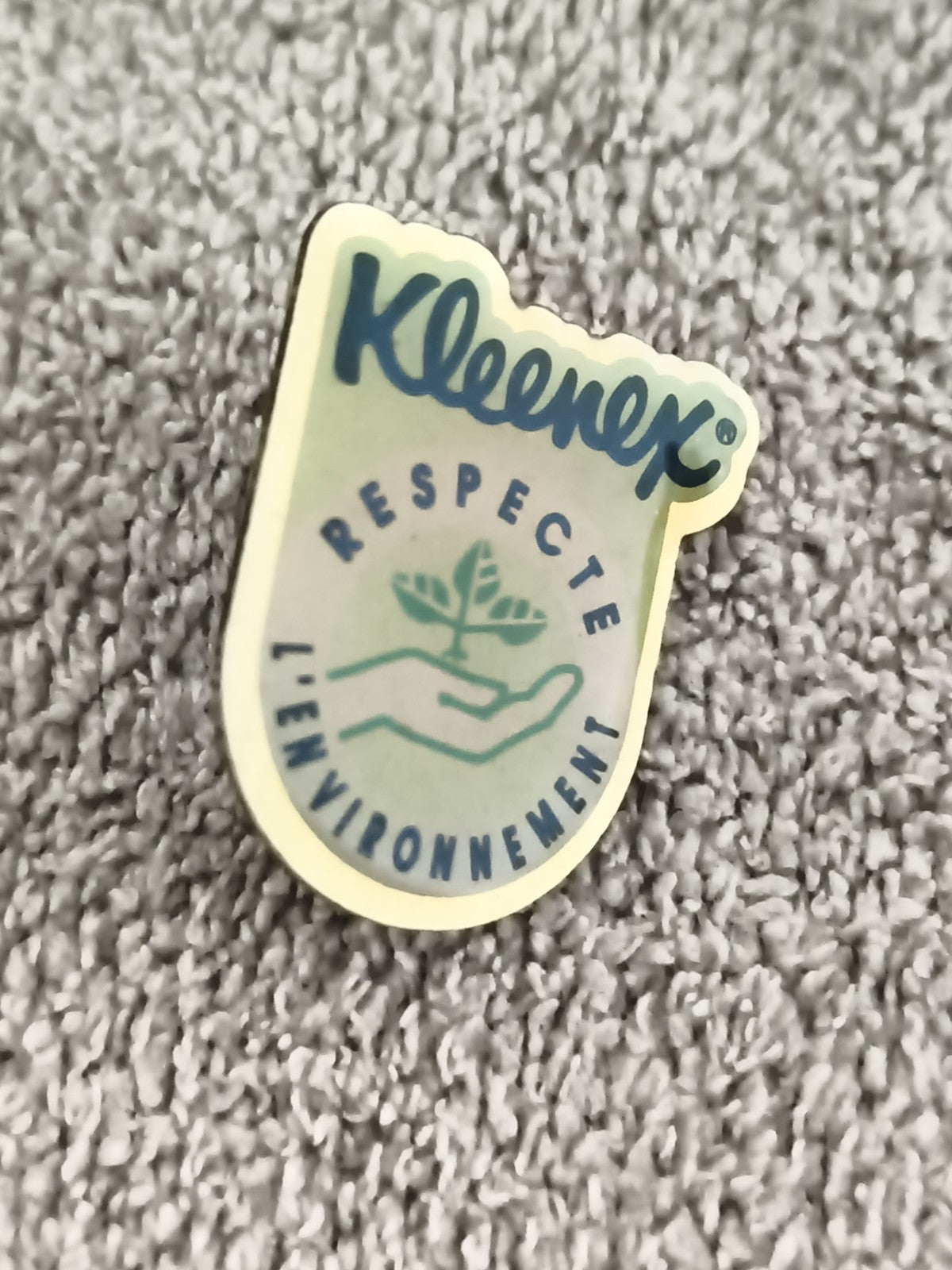 Pin's vintage Kleenex respecte l'environnement badge publicitaire rétro (Ref 3)