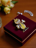 Pin's émaillé vintage mascotte Coca-Cola jaune bleu publicitaire