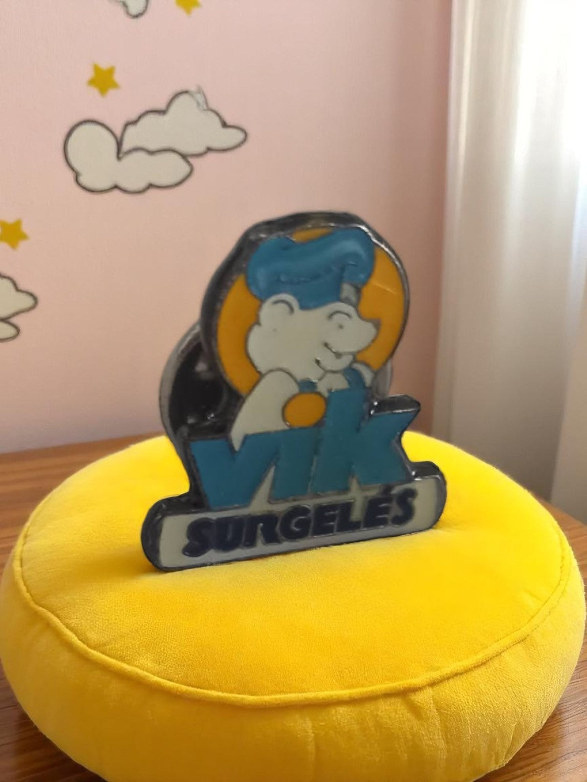 Pin's publicitaire vintage Vik Surgelés ours bleu rétro années 90