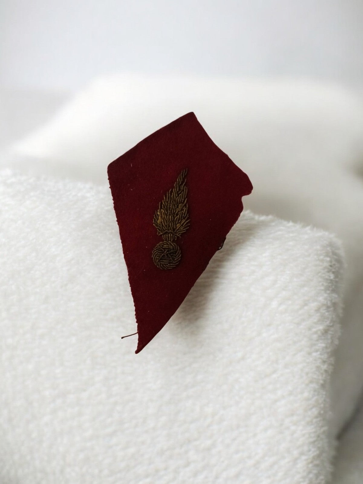 Écusson militaire ancien brodé flamme dorée vintage armée sur tissu bordeaux
