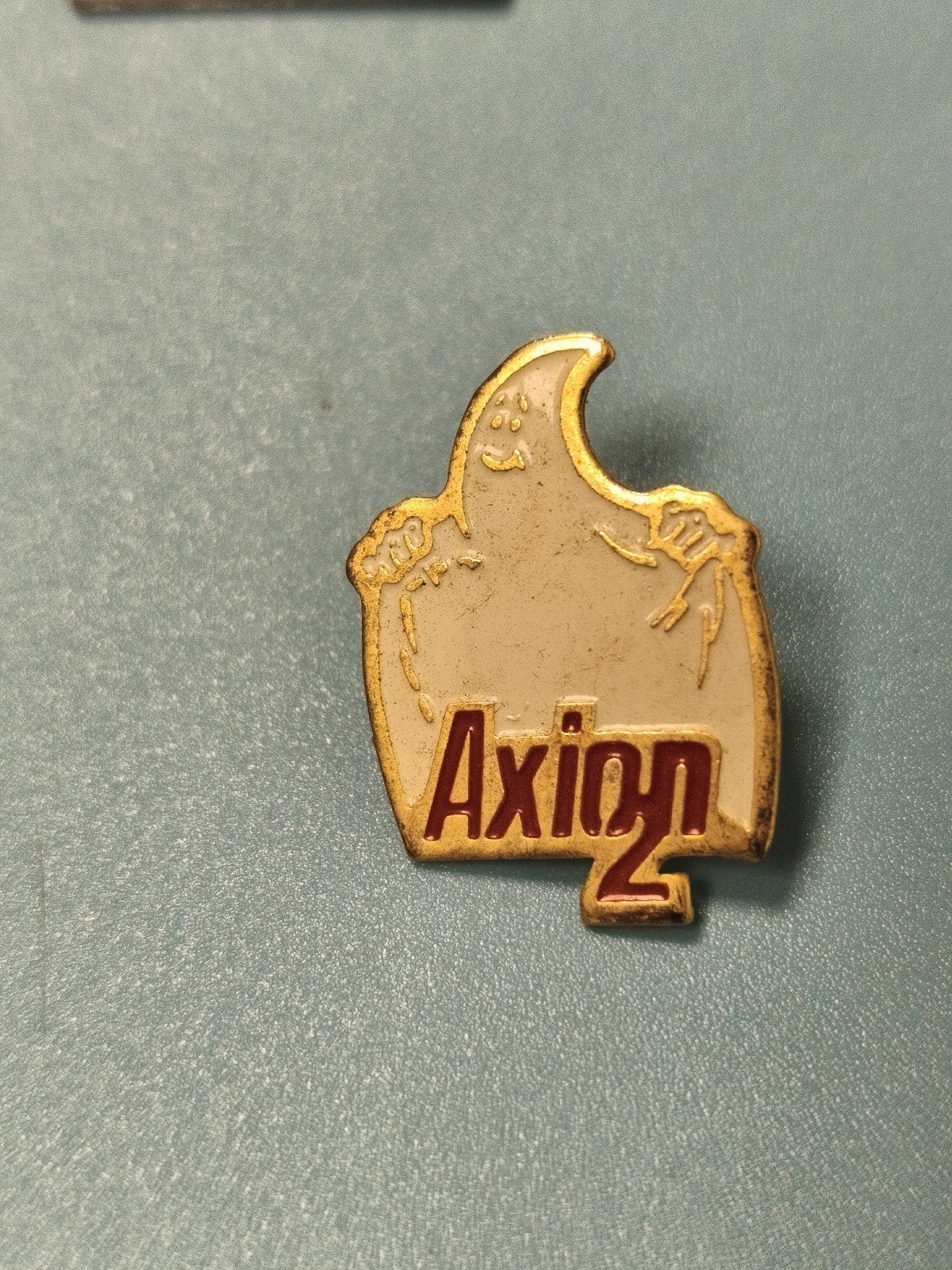Pin's vintage Axion 2 fantôme blanc, ancien badge collection (Ref 14)