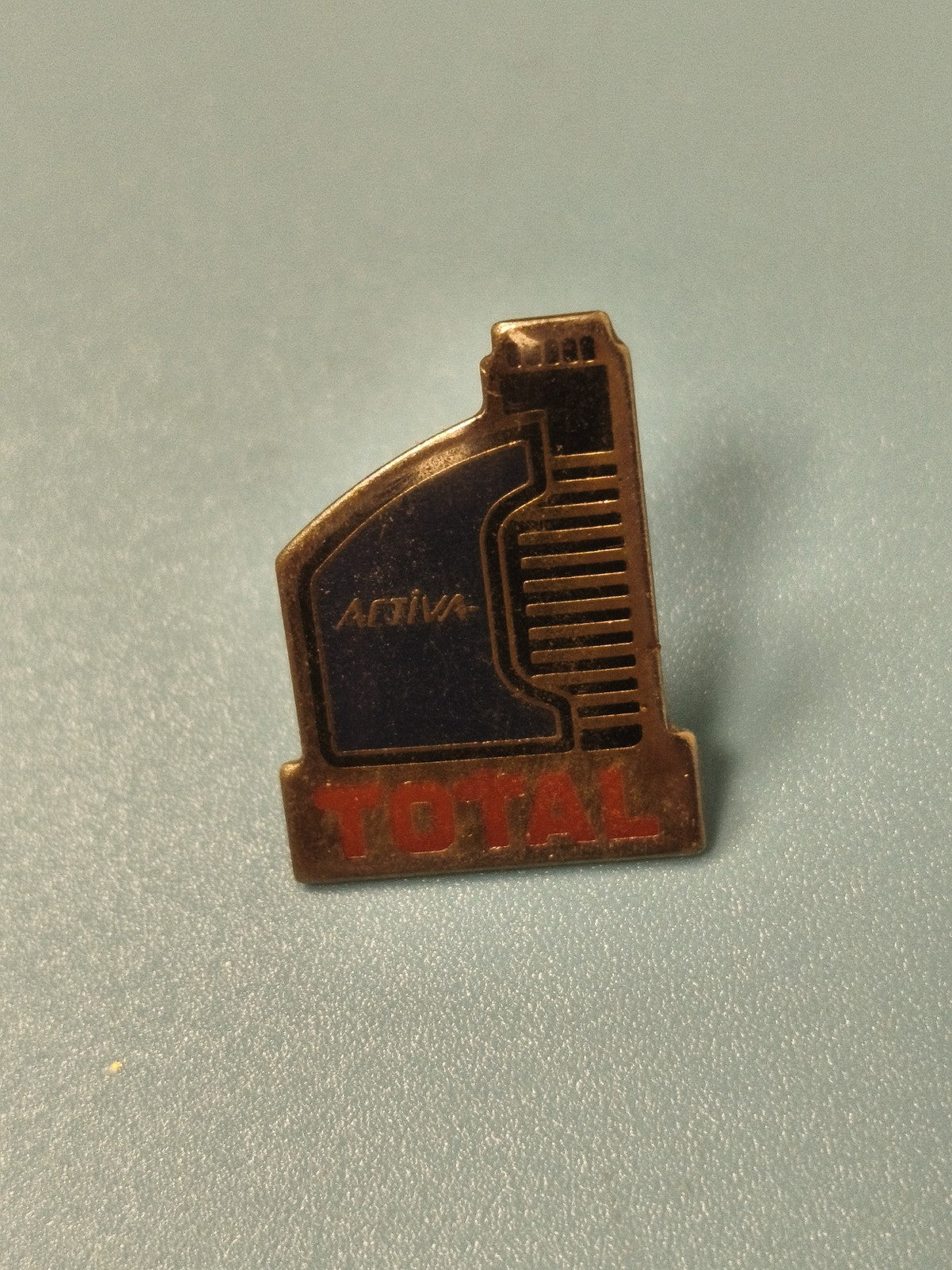 Vintage pin's TOTAL huile moteur Activa bleu rouge collection automobile