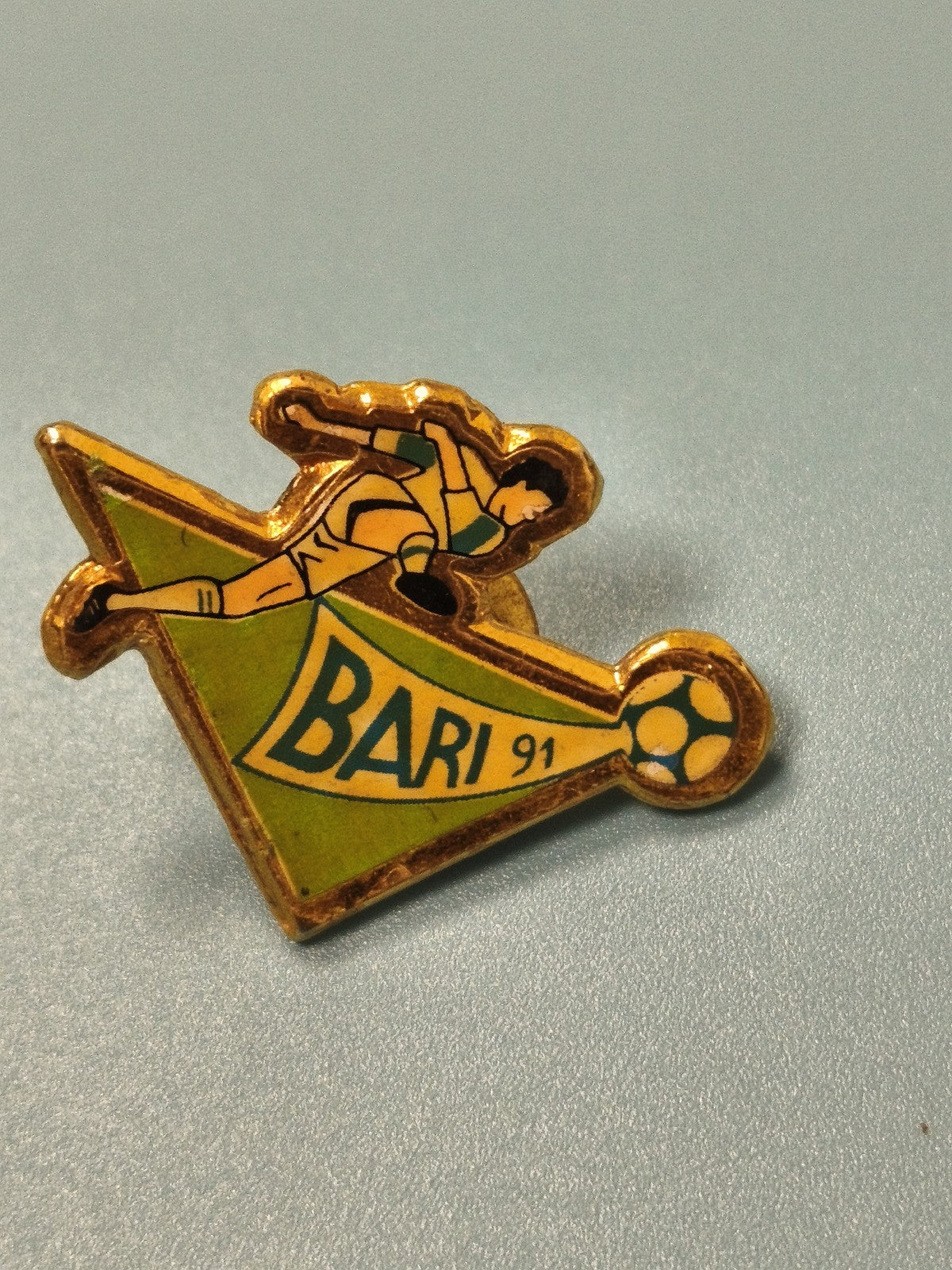 Pin's vintage football Bari 91 triangle émaillé collection sport rétro