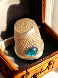 Dé à coudre vintage translucide cabochon bleu rare couture ancien