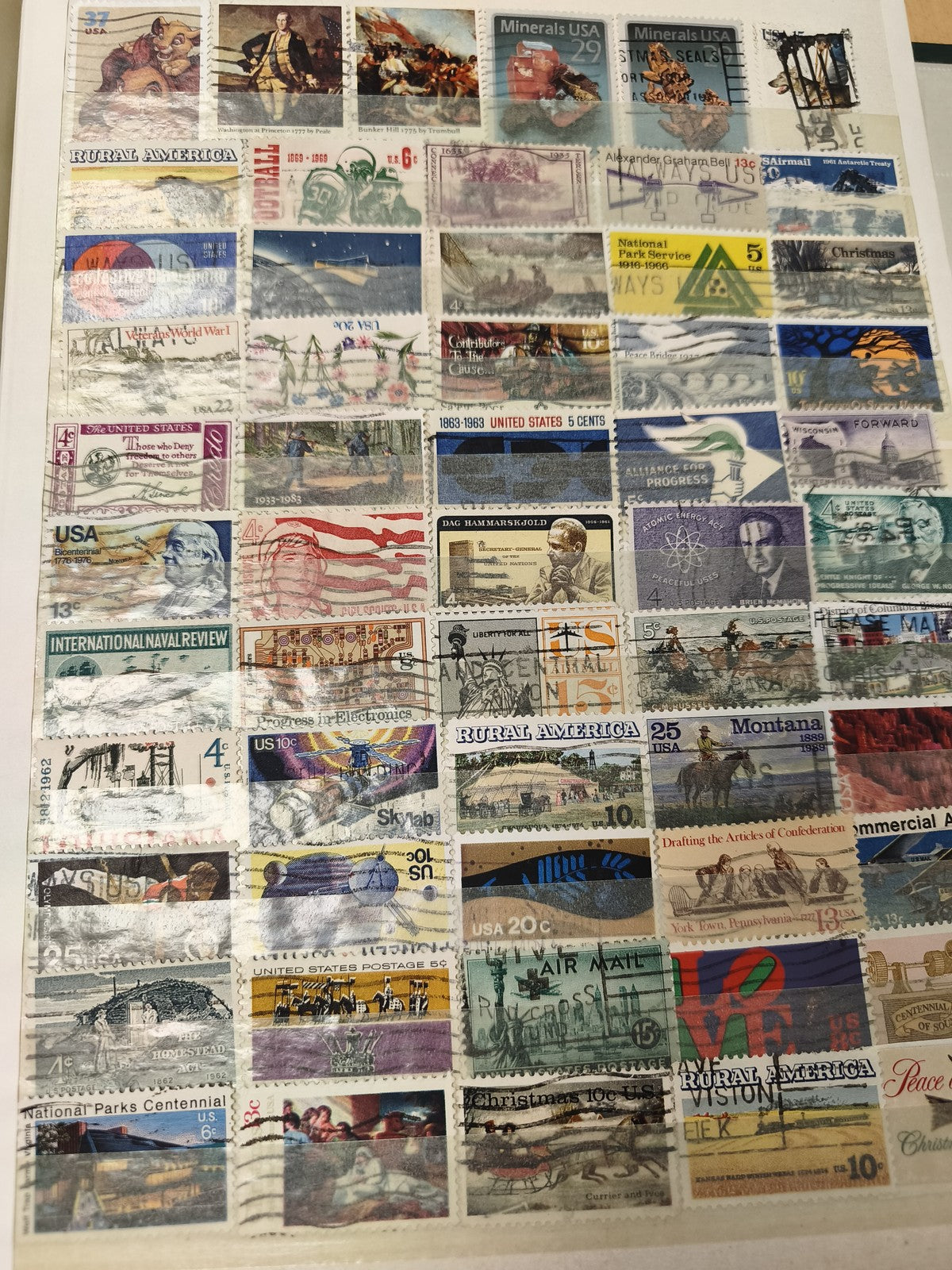 Lot de timbres poste USA oblitérés, thèmes variés, couleurs multiples
