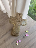 Pendentif croix vintage métal gravé années 50, bijou religieux ancien