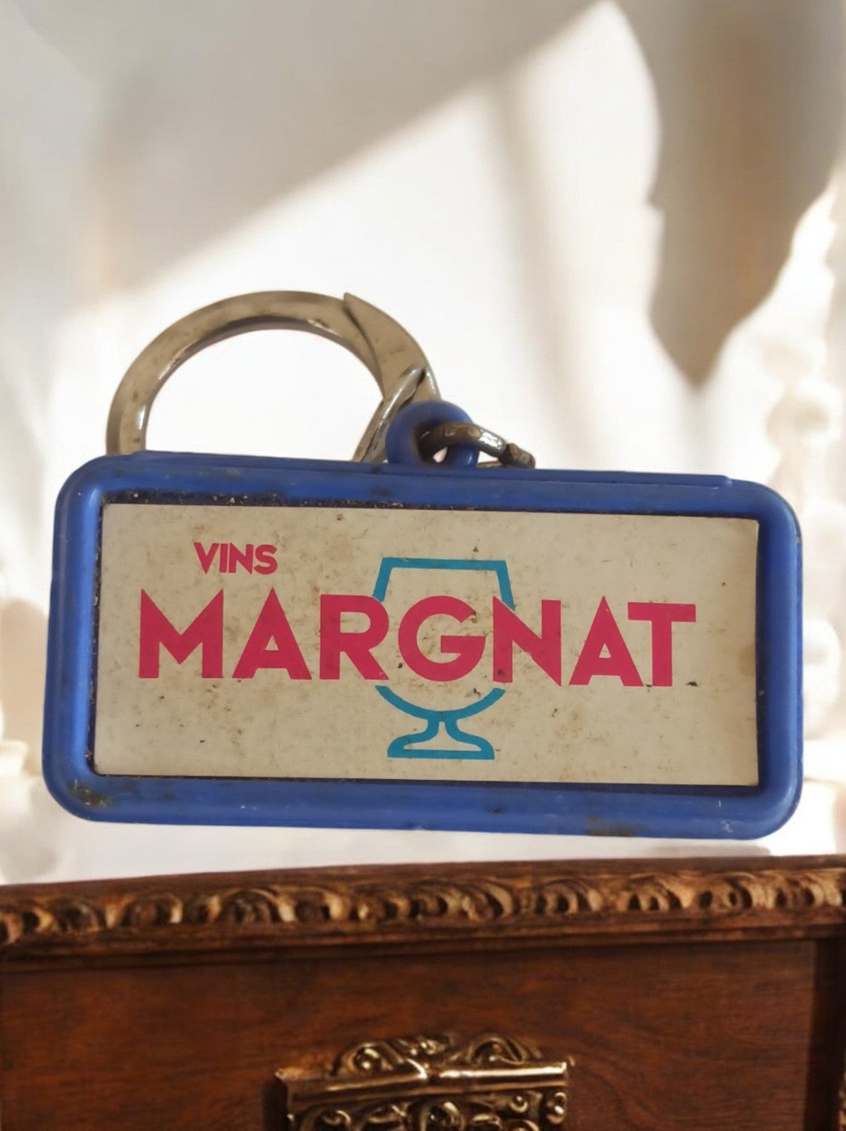 Porte-clés publicitaire Vins Margnat bleu blanc vintage France alcool rétro