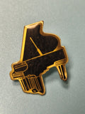 Vintage pin's piano noir doré, forme queue, badge ancien collection musique