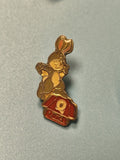 Vintage pin's Quick lapin mascotte rouge collection fast-food (ref 10)