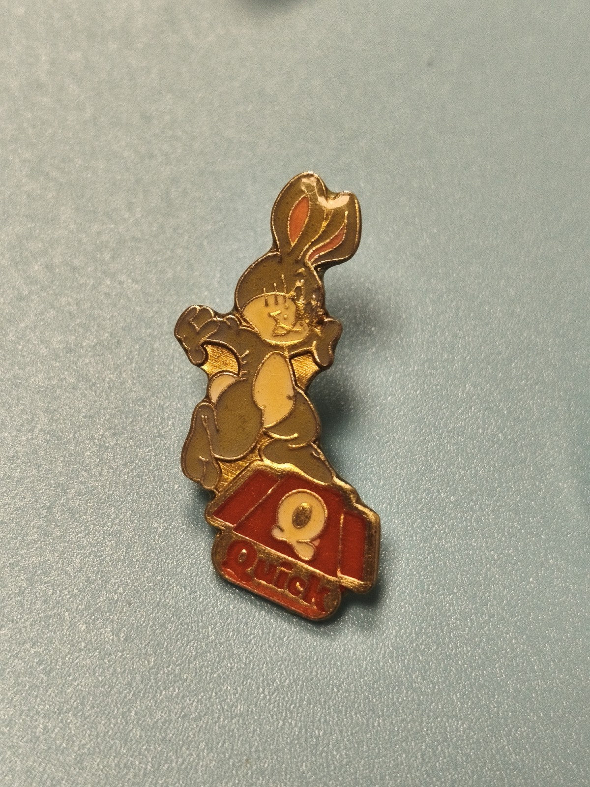Vintage pin's Quick lapin mascotte rouge collection fast-food (ref 10)
