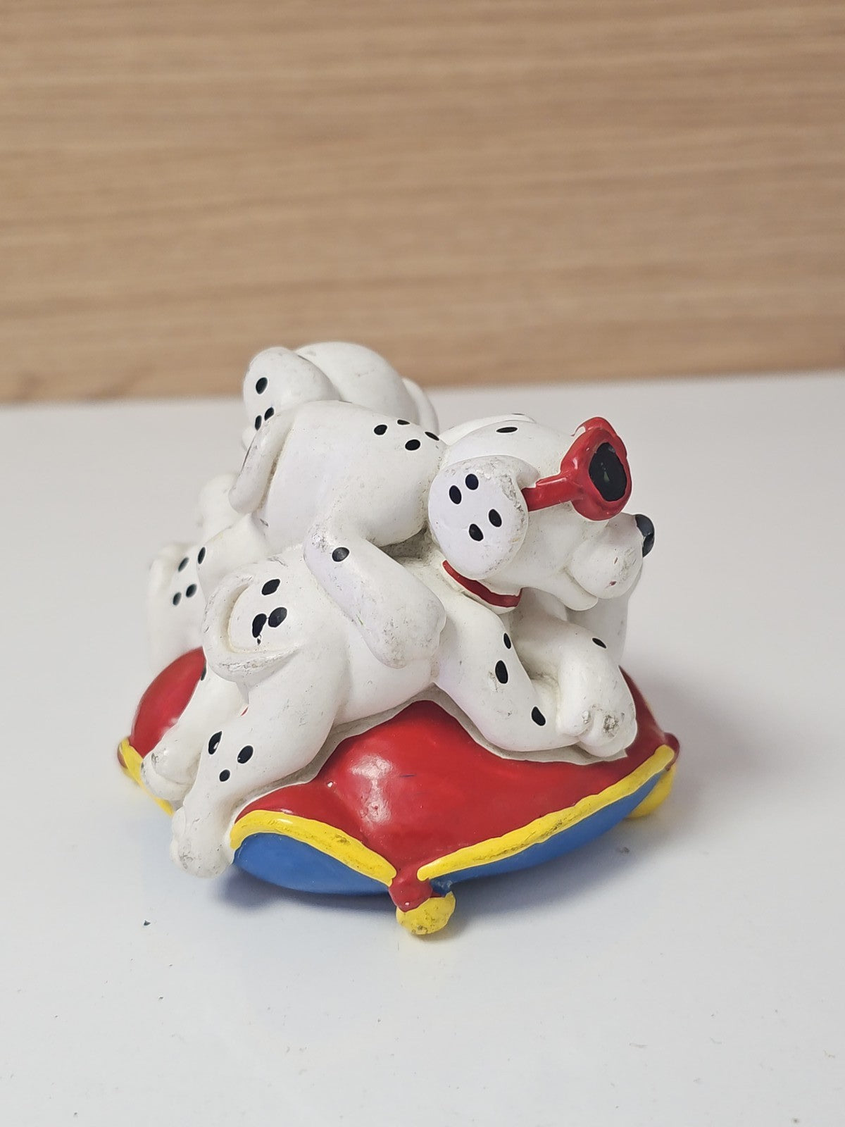 Figurine bouchon trois Dalmatiens décoratifs sur coussin, statuette chien déco
