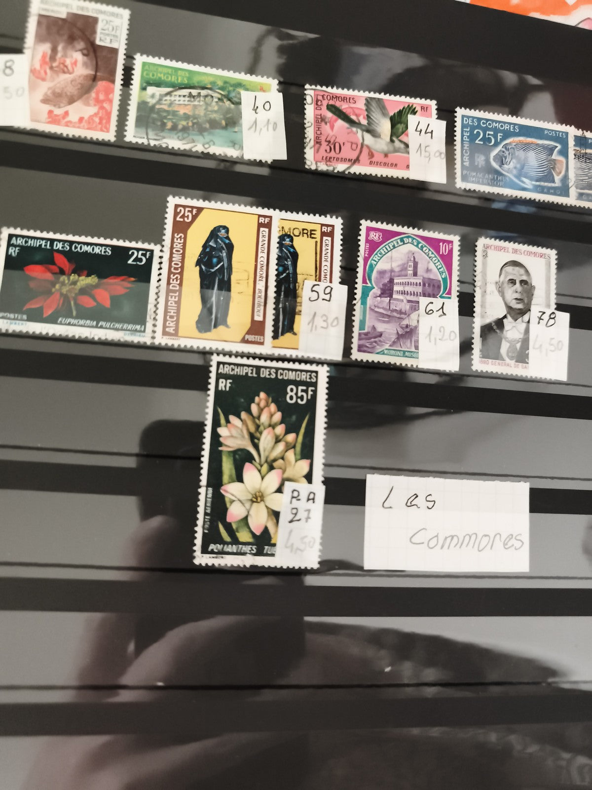 Timbres Archipel des Comores RF lot thématique fleurs animaux bâtiments