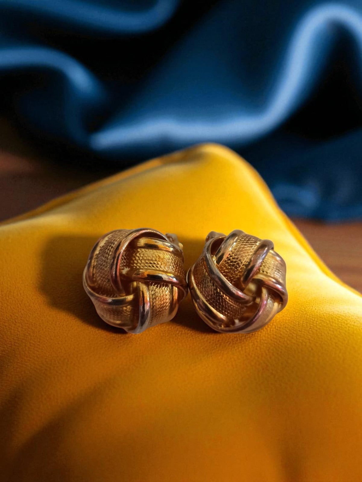 Boucles d?oreilles vintage n?ud doré années 60 rétro élégant ? clips tressés