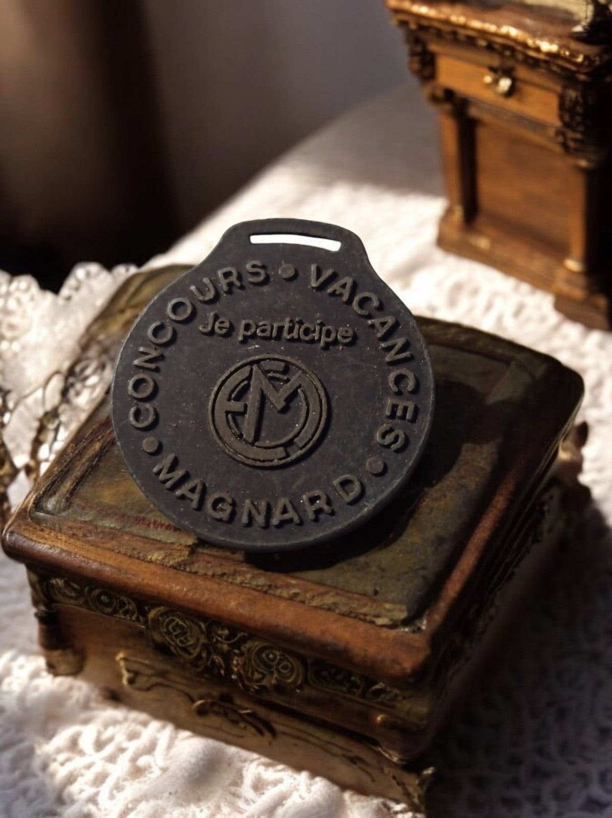 Porte-clés publicitaire Magnard Concours Vacances vintage, badge ancien noir