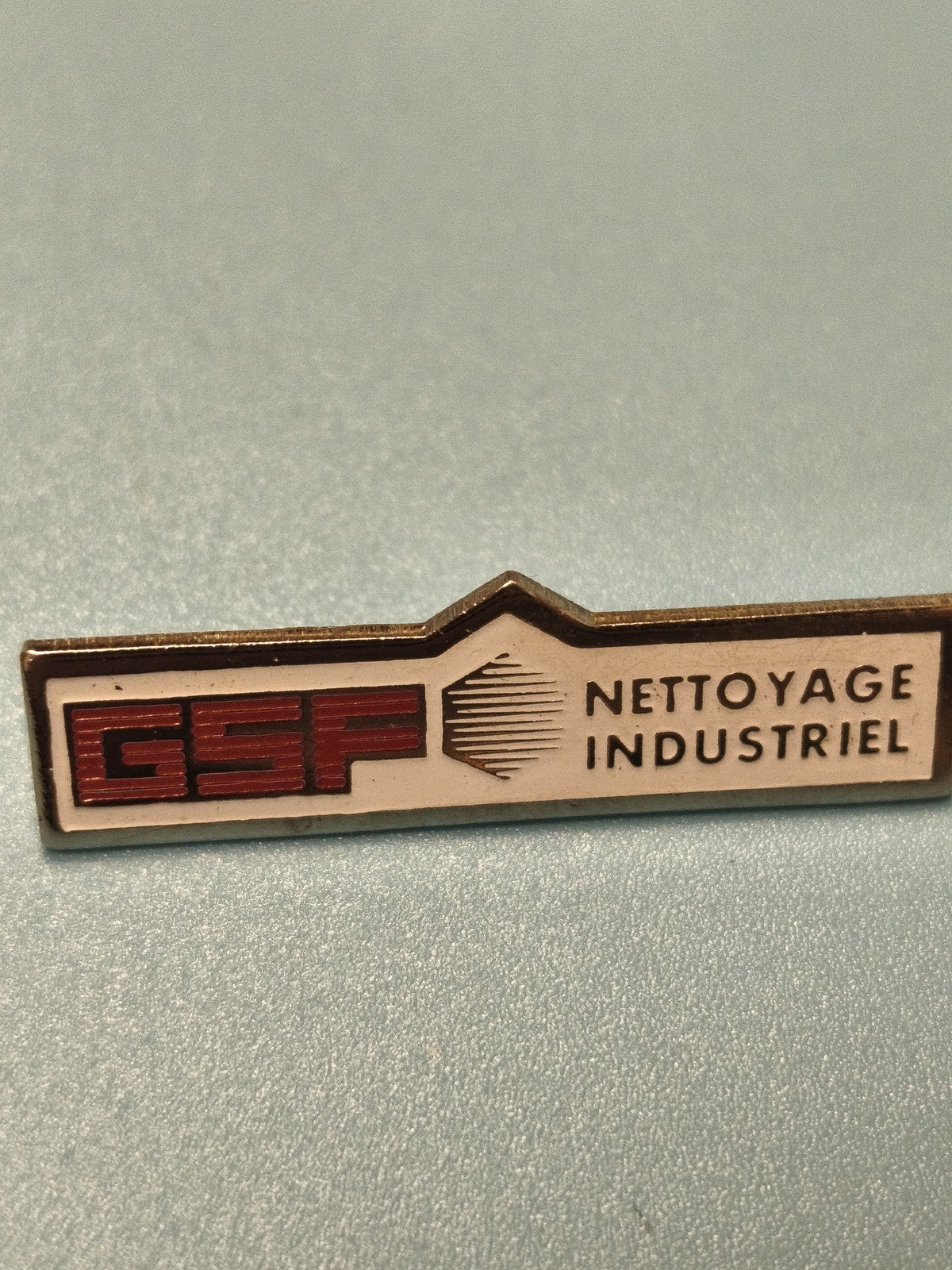 Vintage pin's GSF Nettoyage Industriel badge ancien publicitaire rectangulaire
