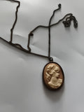 Collier camée médaillon ovale femme profil chaîne fine aspect bronze