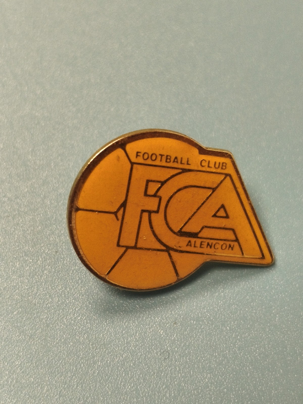Pin's vintage Football Club Alençon FCA jaune ancien supporter collection