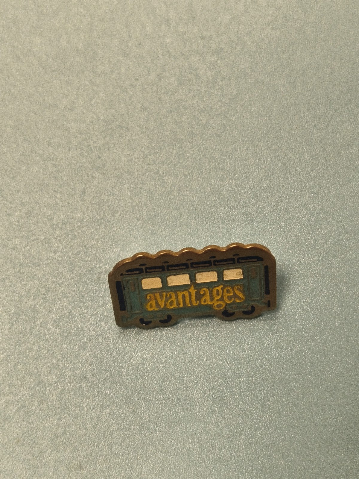 Vintage pin's tramway bleu "avantages" collection, forme véhicule ancien