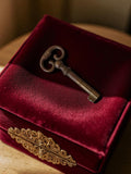 Clé ancienne vintage forme manoir, déco rétro, patine foncée, meuble porte