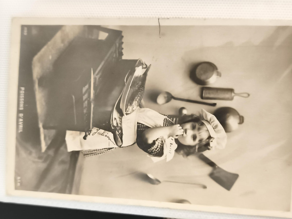 Carte postale ancienne Poisson d'avril enfant cuisine rétro CPA photo