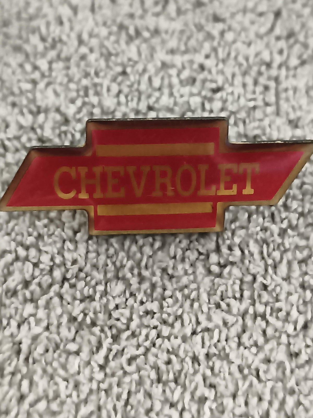 Pin's vintage Chevrolet logo rouge doré badge ancien (Ref 3)