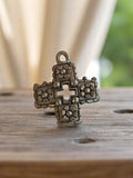 Pendentif croix vintage métal années 1950 motif floral ancien bijou rétro