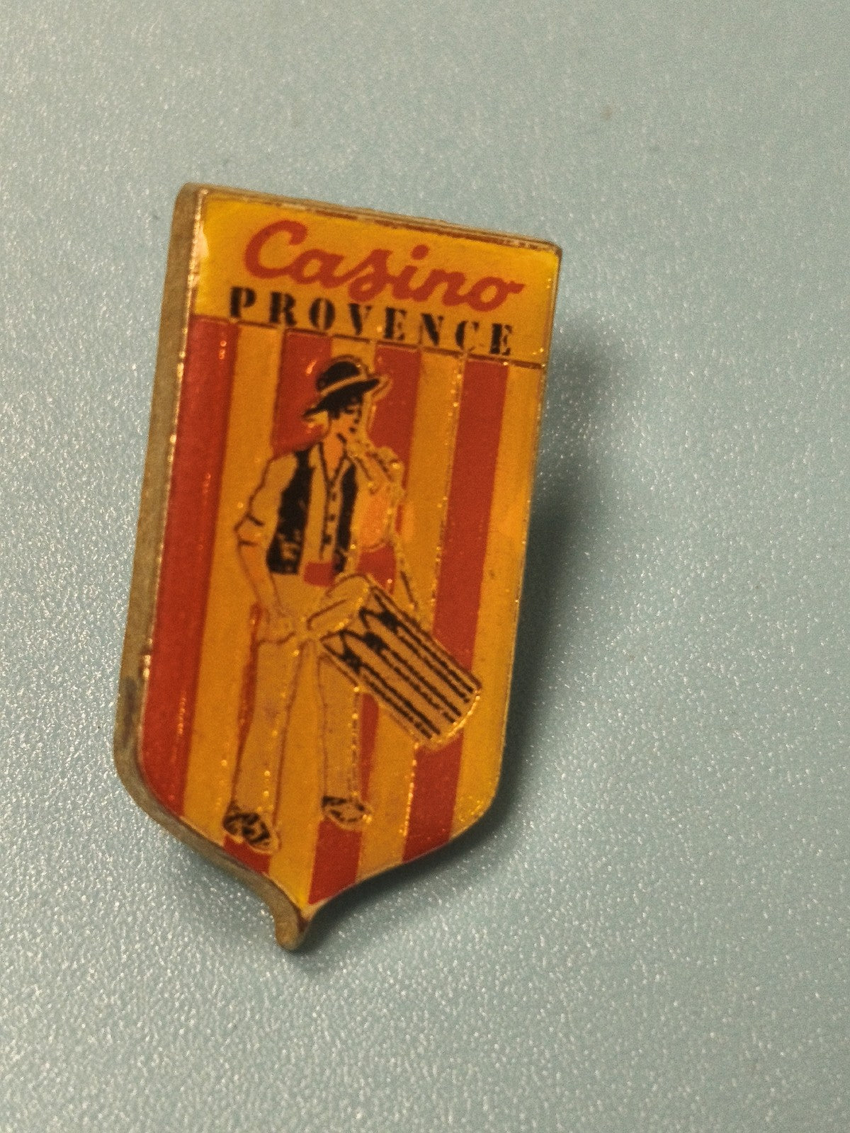 Vintage pin's Casino Provence, blason émaillé, rayures rouges jaunes, collection