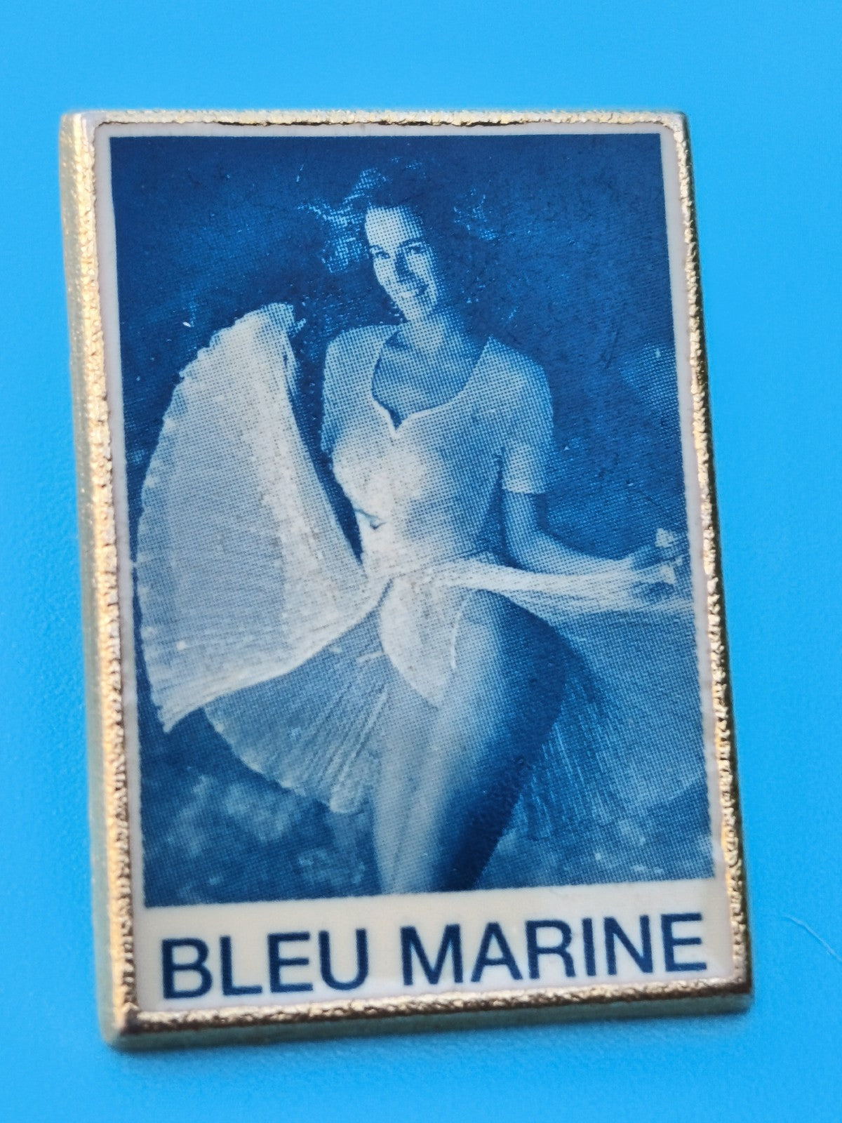 Pin's vintage rectangulaire bleu marine, photo rétro femme, collection (Ref 8)