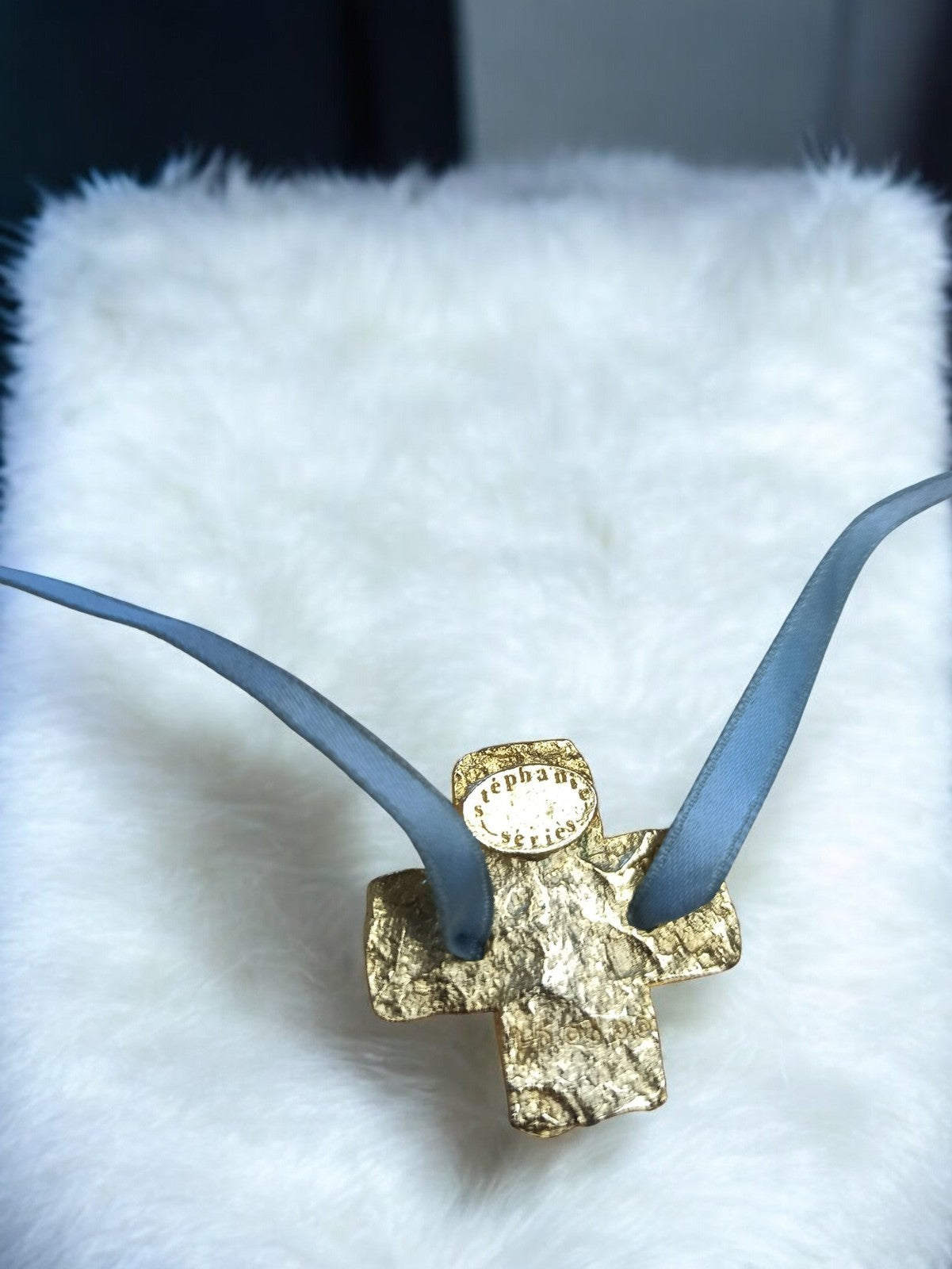 Collier croix dorée Stéphanie séries rétro, pendentif fantaisie vintage