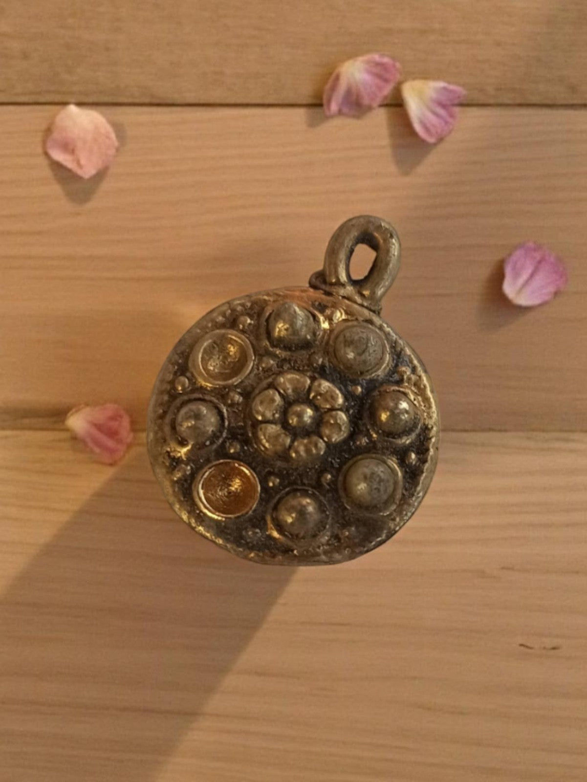 Pendentif vintage rond métal doré années 50 motif relief rétro bijou ancien