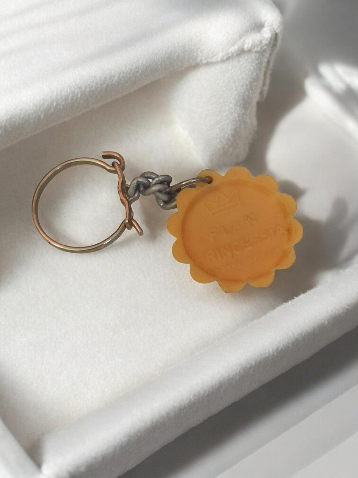 Porte-clés vintage Flan Princessa publicitaire ancien rétro jaune