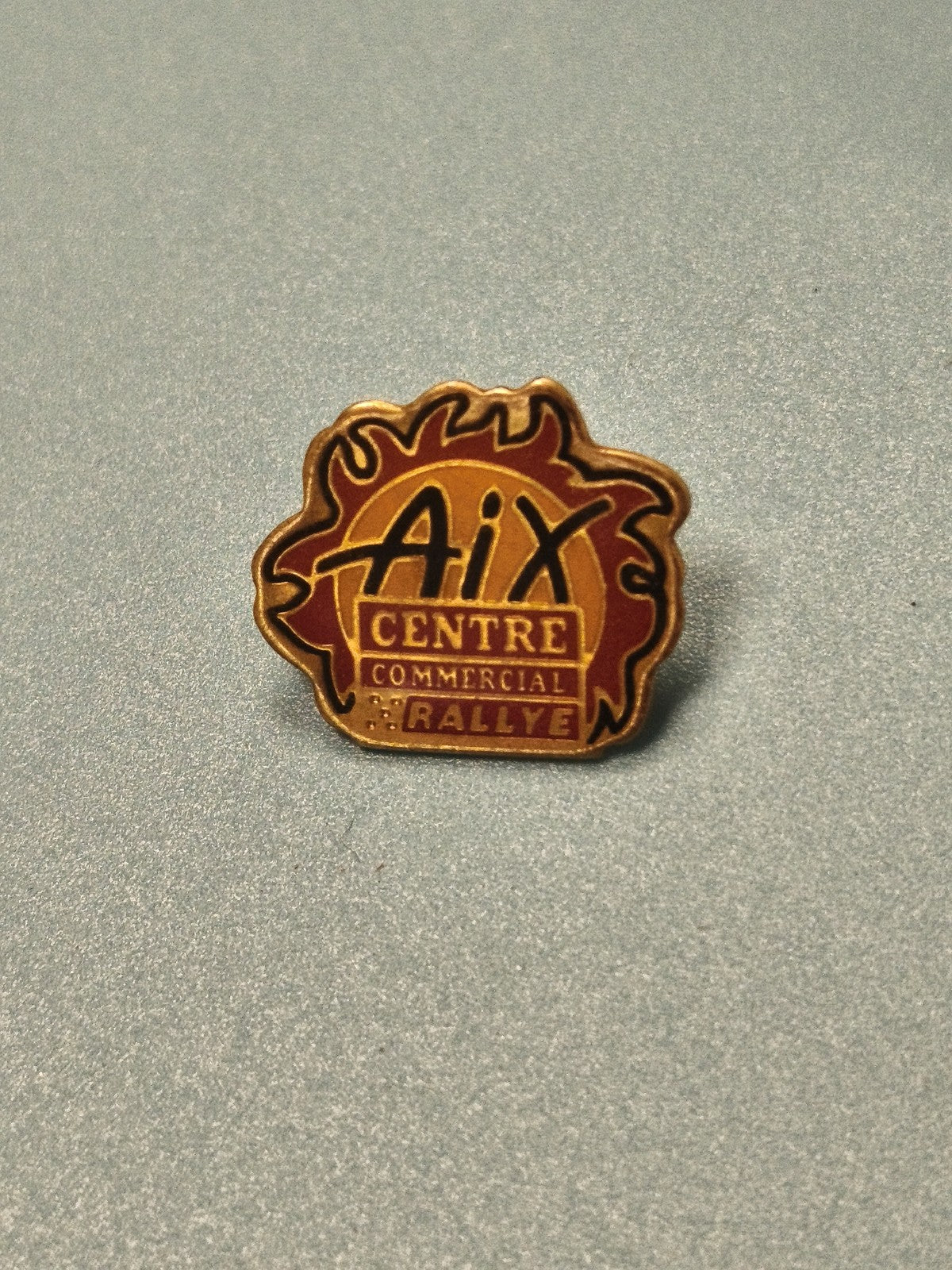 Vintage pin's Aix Centre Commercial Rallye émaillé forme flamme collection