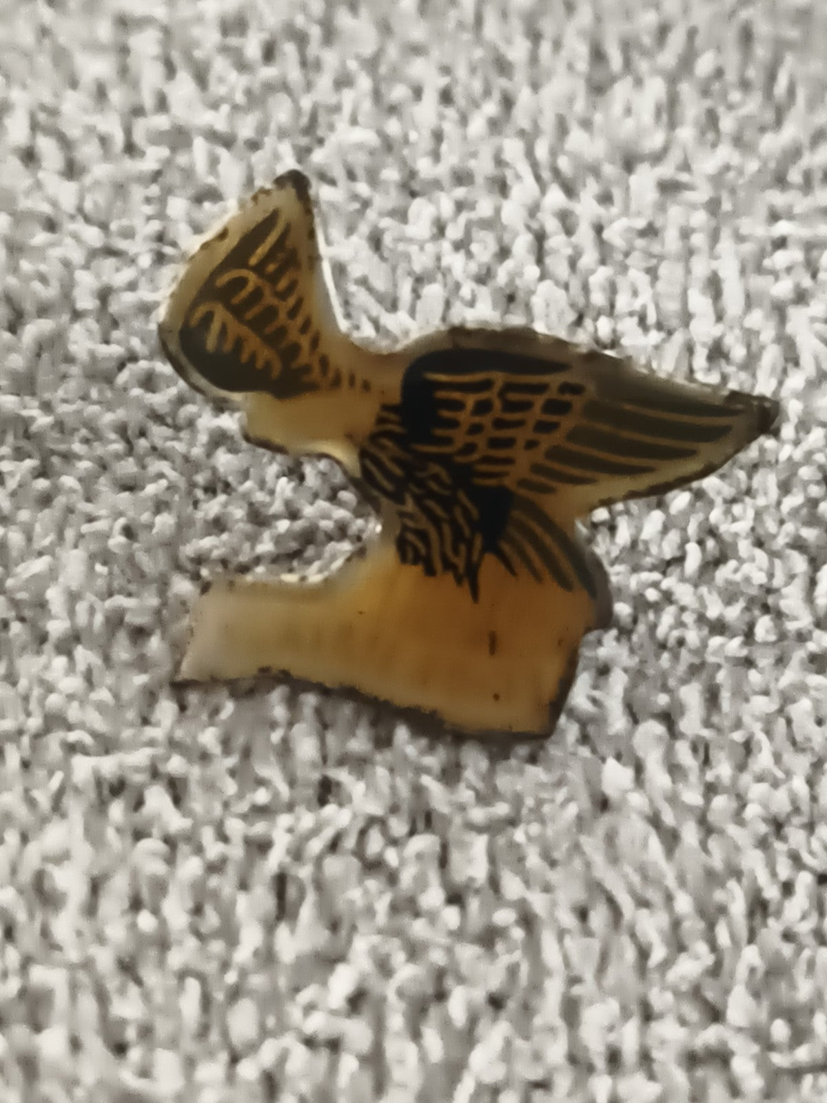 Pin's vintage aigle stylisé, finition dorée, broche rétro années 80 (Ref 7)