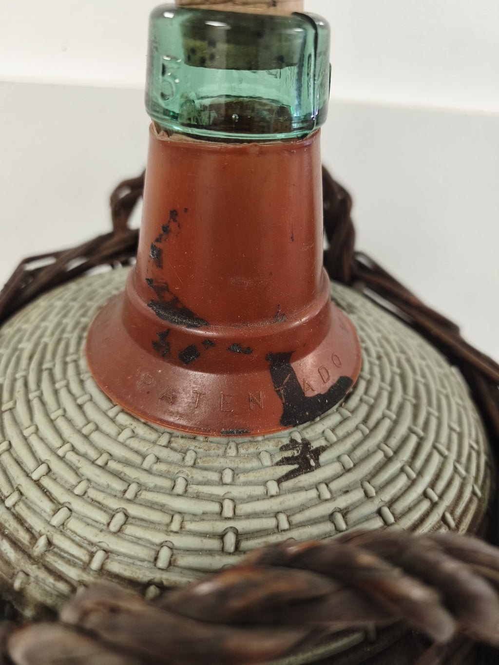 Ancienne dame-jeanne en verre vert avec panier osier, déco vintage rétro