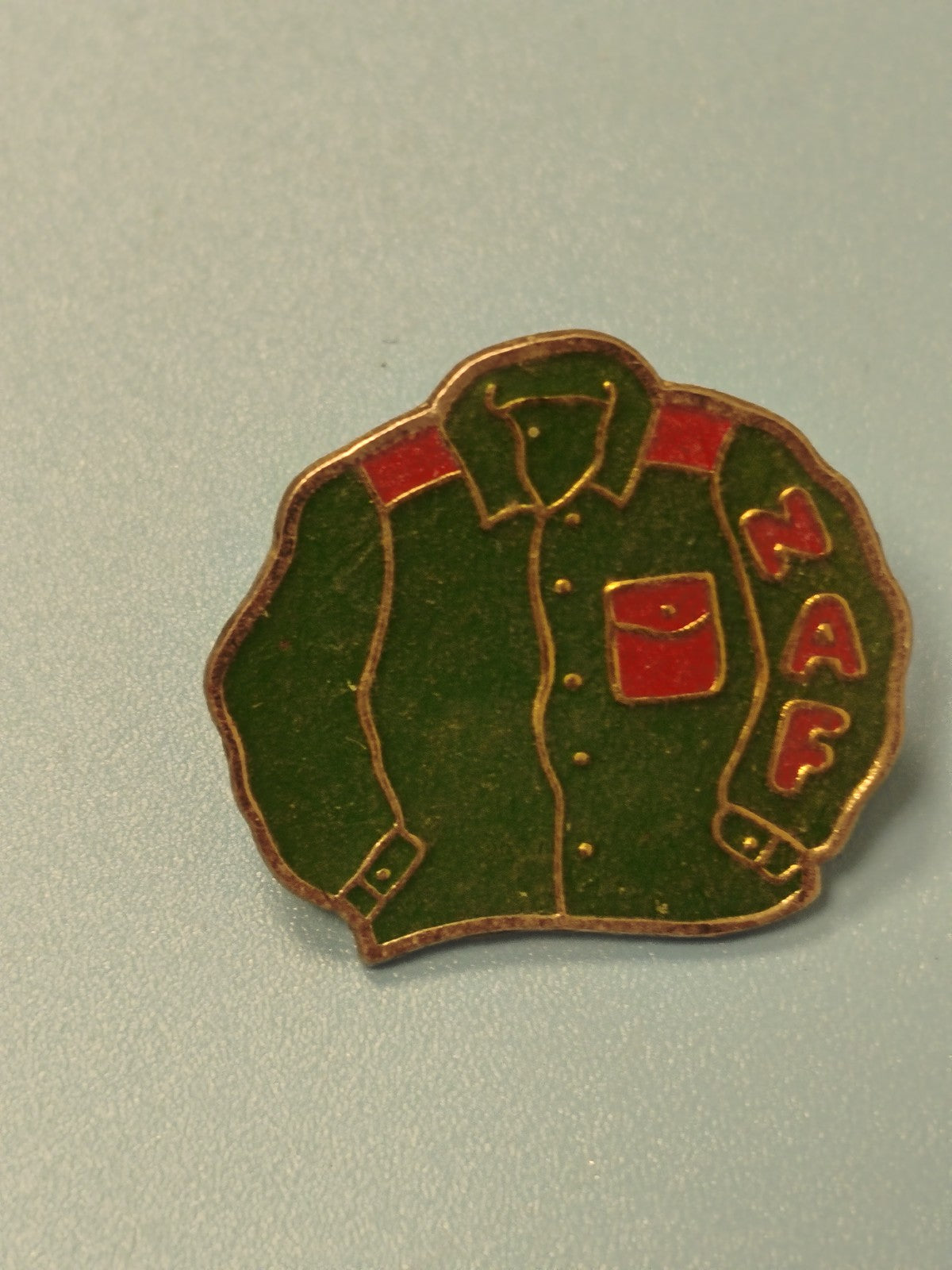 Pin's vintage NAF chemise verte badge ancien collection mode années 80-90