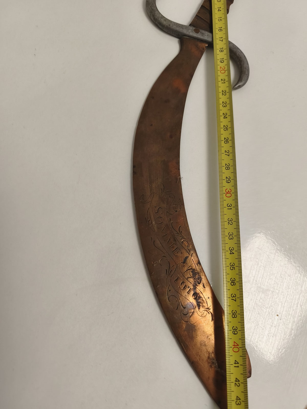 Coupe-papier ancien style sabre gravé, militaria WW1, finition cuivre, souvenir