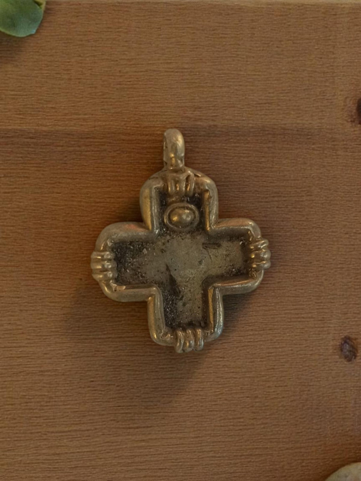 Pendentif croix vintage métal doré style 1950 bijou rétro ancien