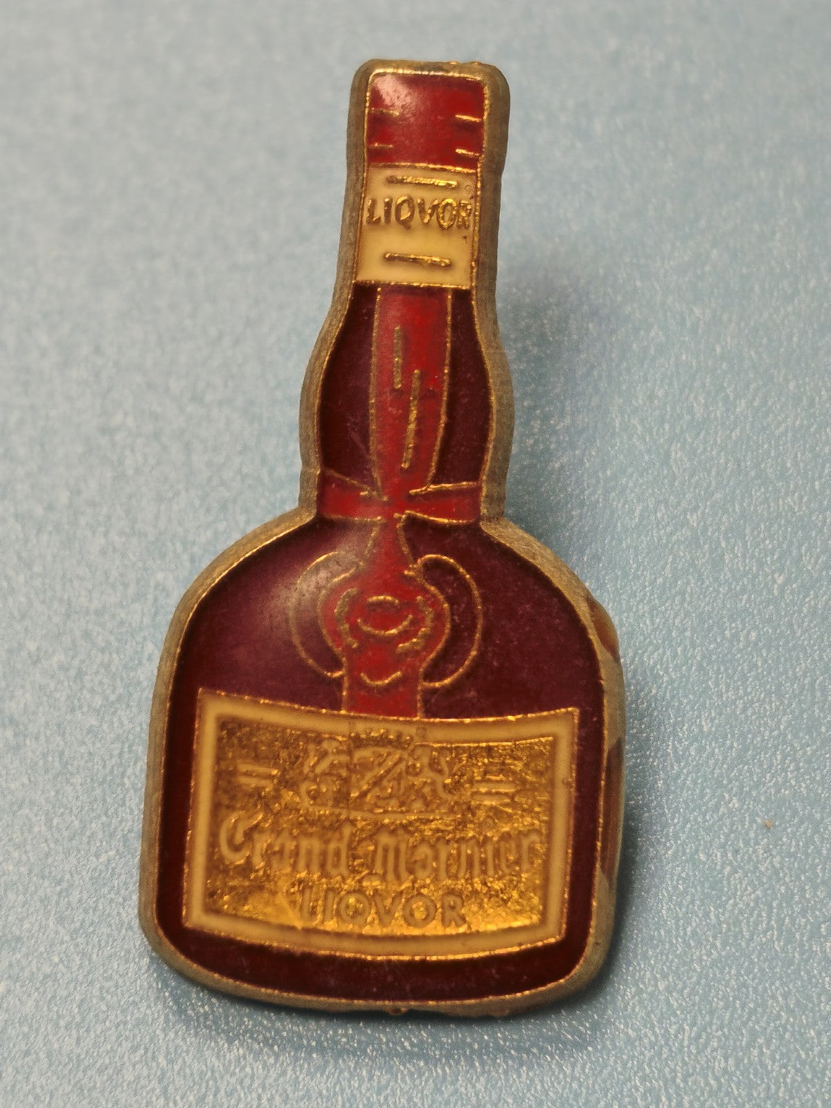 Pin's vintage bouteille Grand Marnier rouge doré collection ancien bar (Ref 5)