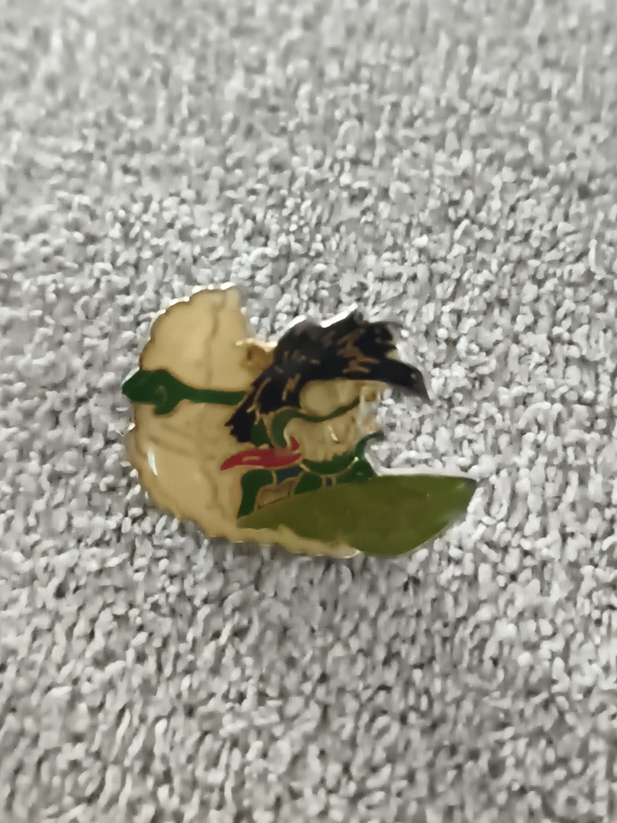 Pin's vintage émaillé motif canard oiseau doré vert noir Ref 10
