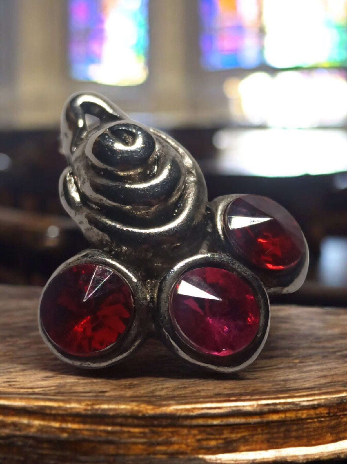 Pendentif vintage années 70 style coquillage métal argenté pierres rouges