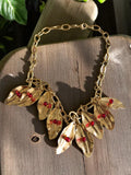 Collier vintage rétro à gros maillons, pampilles dorées feuilles et perles rouge